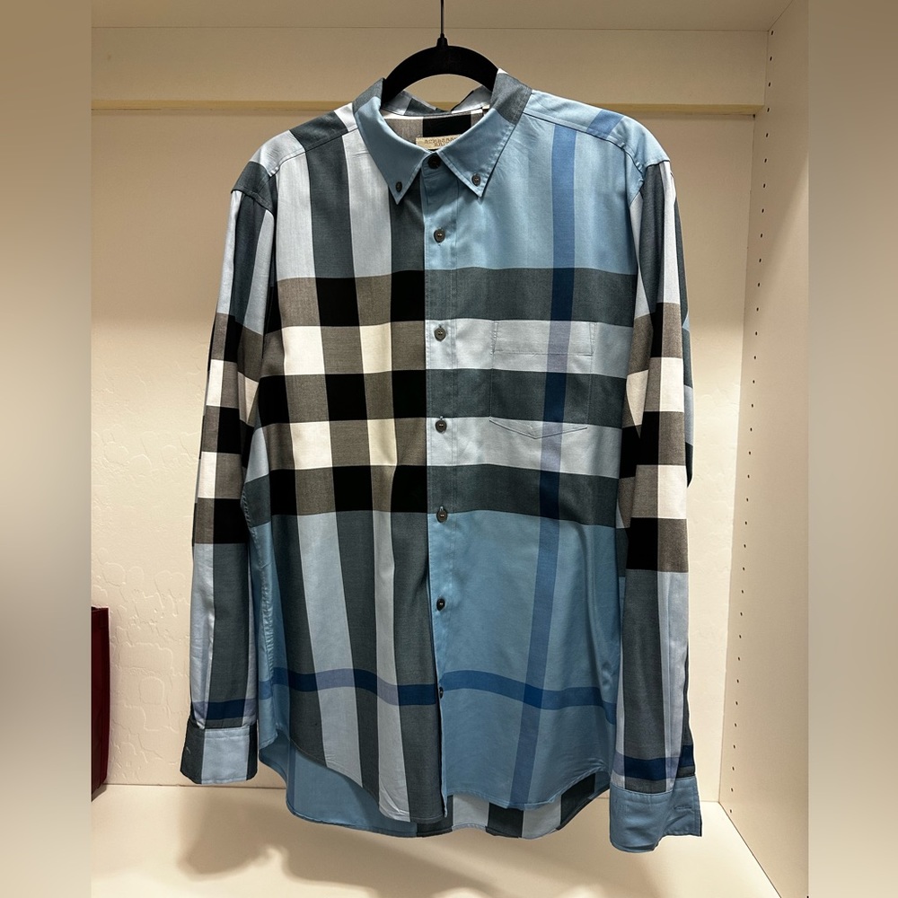 Burberry - Button Up